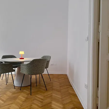 Apartamento The Maison - Boutique With Terrace & Garage, 160sqm Trieste